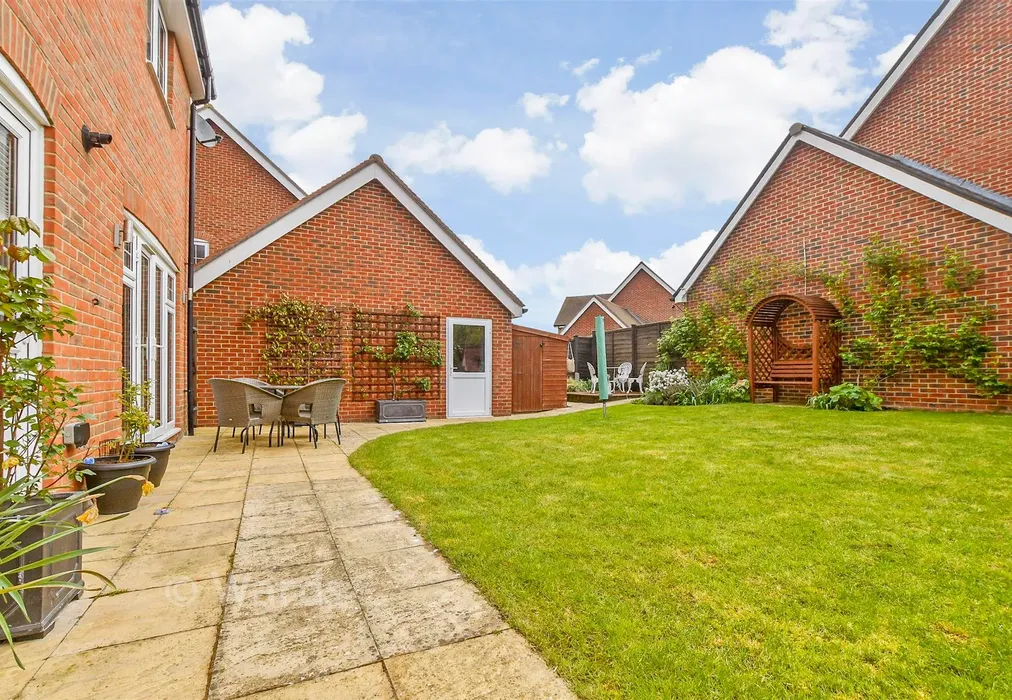 Rear Garden - Hop Pocket Way, Headcorn, Kent - Wards of Kent