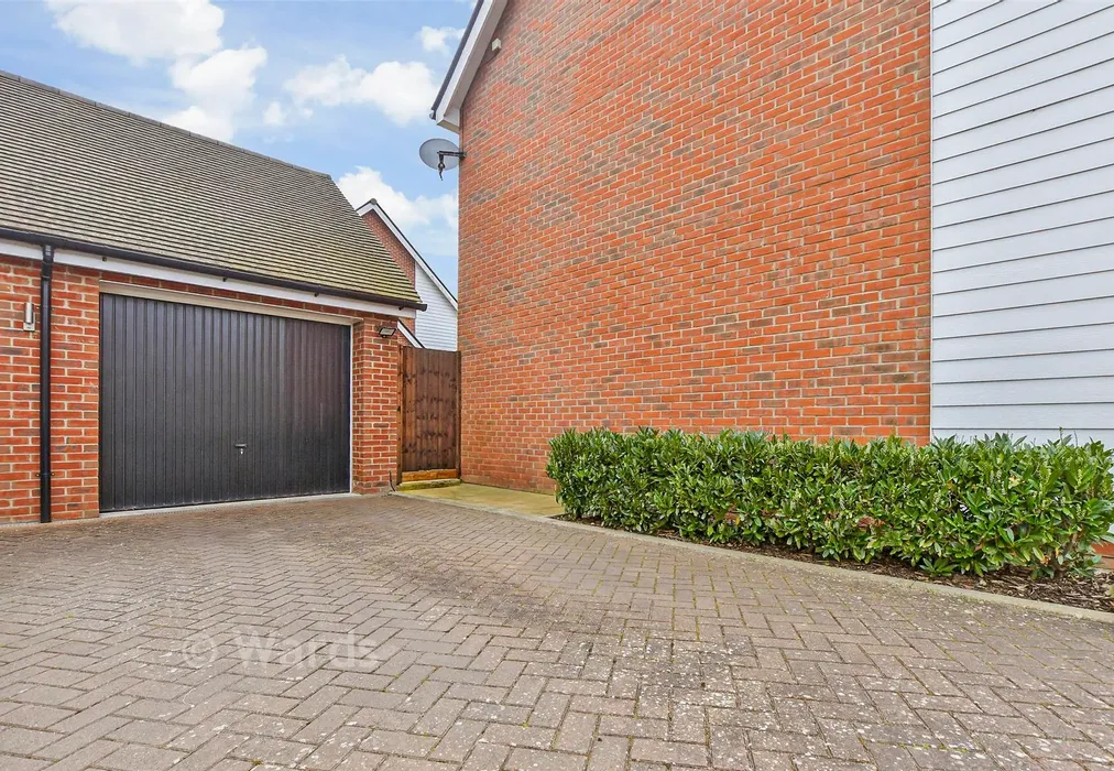 Driveway/Parking - Hop Pocket Way, Headcorn, Kent - Wards of Kent