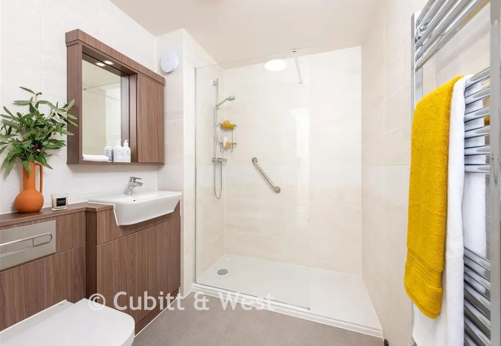 Shower - Colebrooke Lodge, Prices Lane, Reigate, Surrey - Wards of Kent