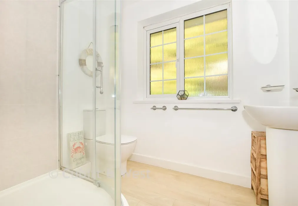 En-Suite Shower Room - Crescent Drive North, Woodingdean, Brighton, East Sussex - Wards of Kent