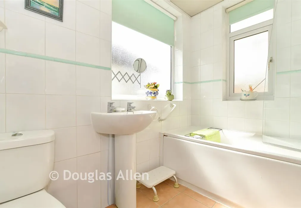 Bathroom - Matlock Gardens, Hornchurch, Essex - Wards of Kent