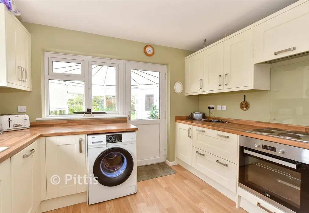 Kitchen - Graeme Road, Yarmouth, Isle of Wight - Wards of Kent