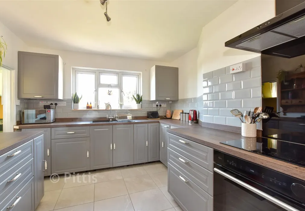 Kitchen - Upper Lane, Brighstone, Newport, Isle of Wight - Wards of Kent
