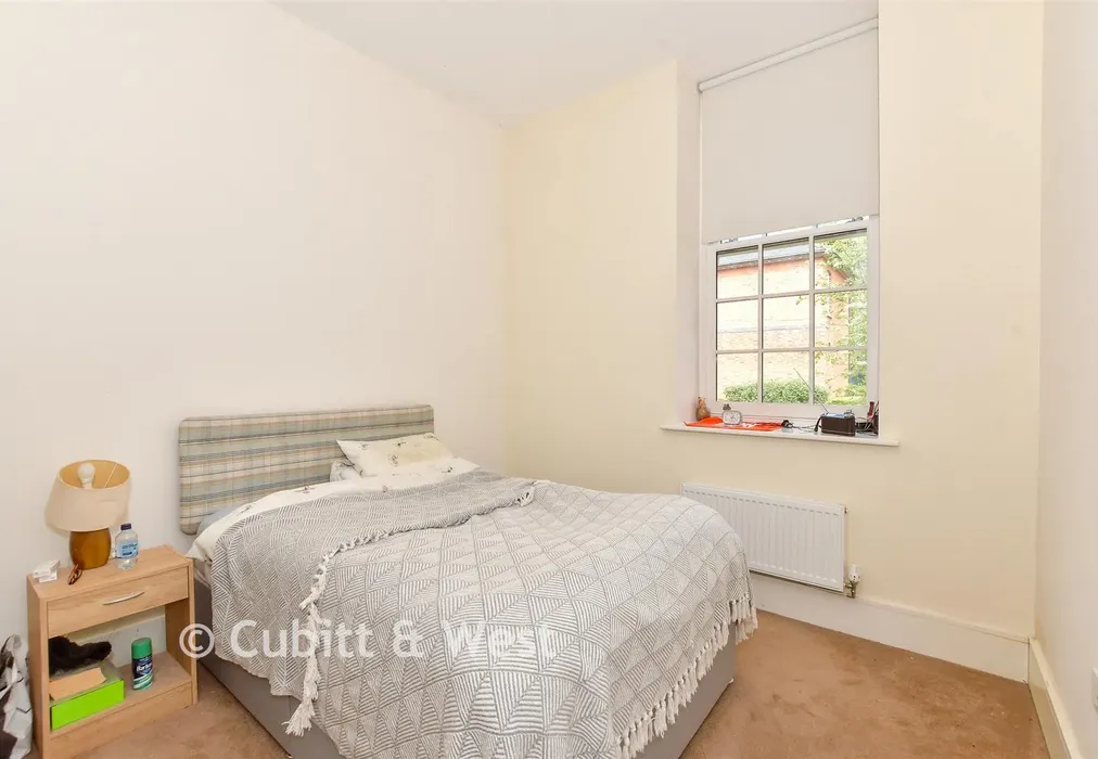 Bedroom 1 - Longley Road, Chichester, West Sussex - Wards of Kent