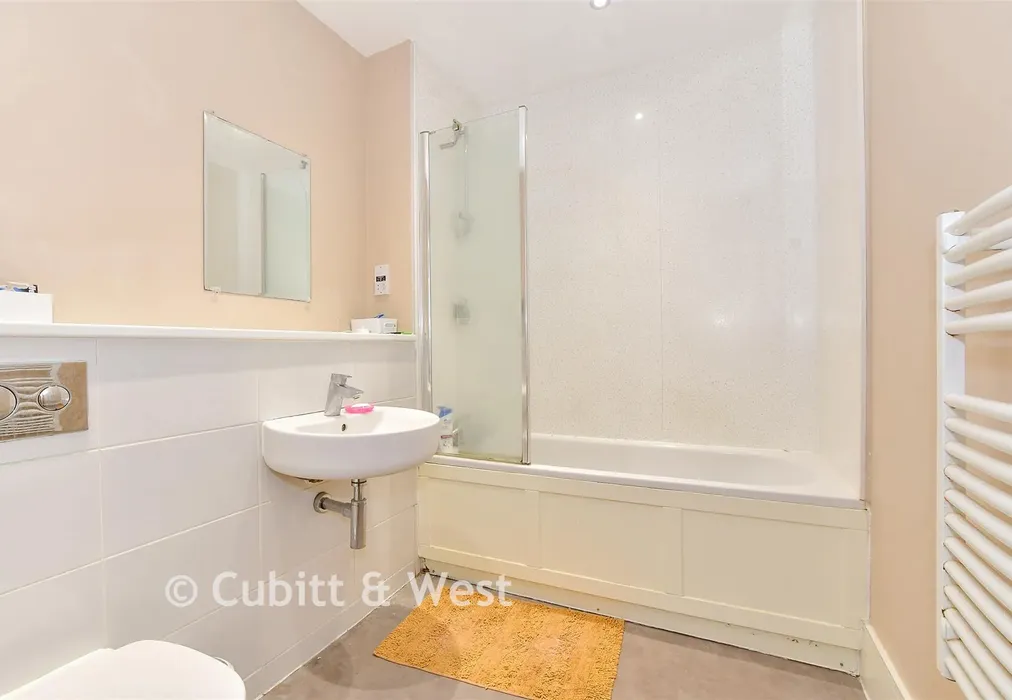 Bathroom - Longley Road, Chichester, West Sussex - Wards of Kent