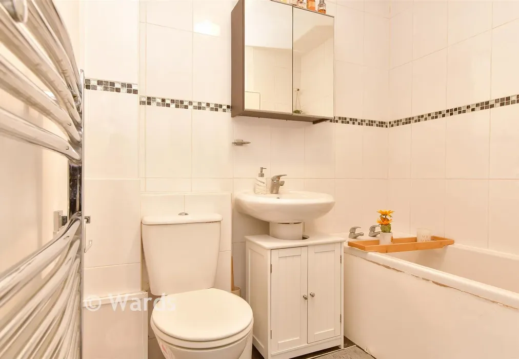 Bathroom - Unicorn Walk, Greenhithe, Kent - Wards of Kent