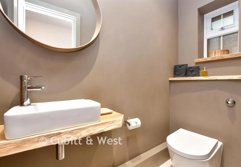 Cloakroom - Ravenswood Road, Croydon, Surrey - Wards of Kent