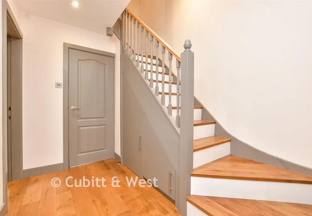 Entrance Hall - Ravenswood Road, Croydon, Surrey - Wards of Kent