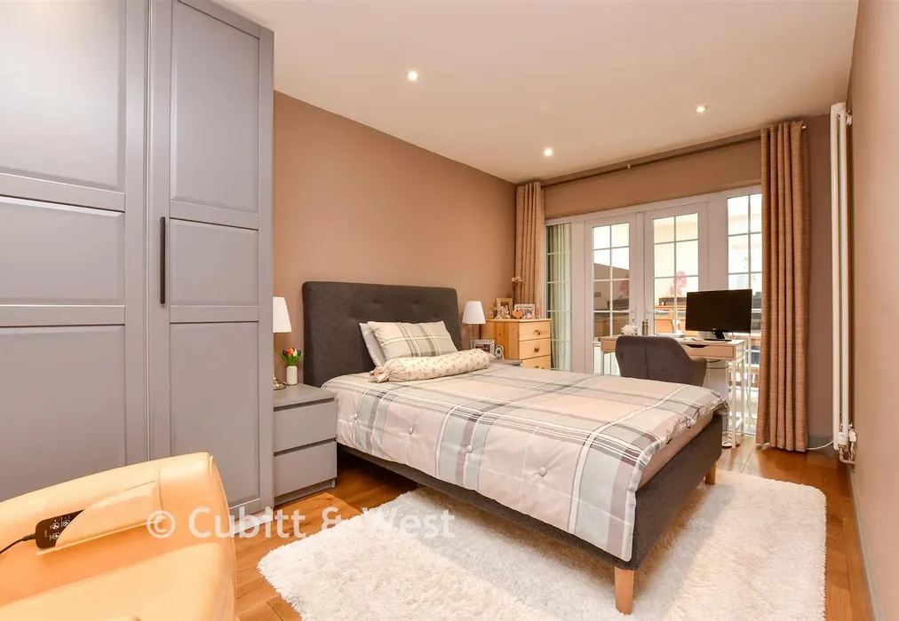 Guest Room - Ravenswood Road, Croydon, Surrey - Wards of Kent