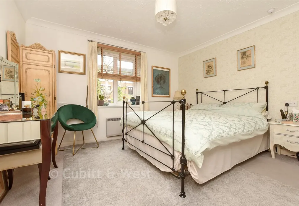 Bedroom - Reigate Hill, Reigate, Surrey - Wards of Kent