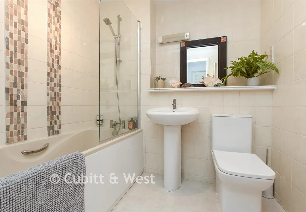 Bathroom - Reigate Hill, Reigate, Surrey - Wards of Kent