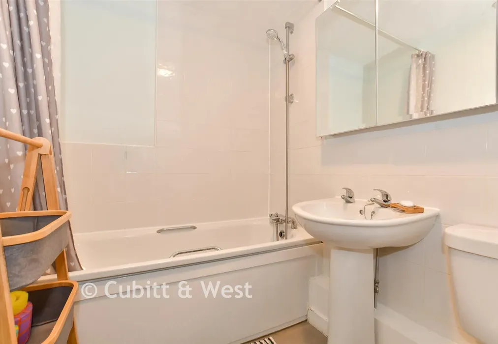 Bathroom - Park View Road, Leatherhead, Surrey - Wards of Kent