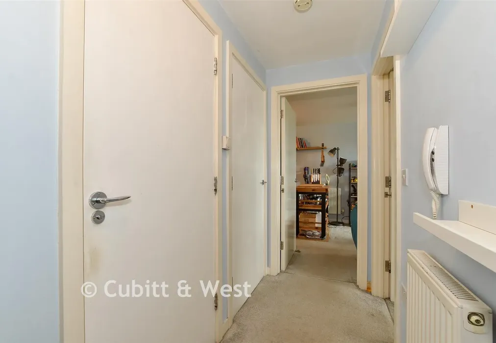 Entrance Hall - Park View Road, Leatherhead, Surrey - Wards of Kent