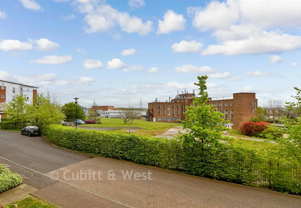 Views To Front - Park View Road, Leatherhead, Surrey - Wards of Kent