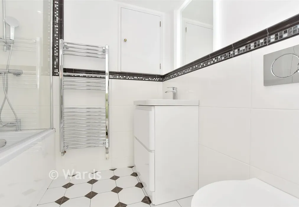 En-Suite Bathroom - Stonehorse Lane, Rochester, Kent - Wards of Kent