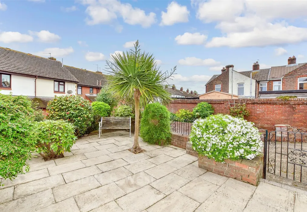 Front Garden - Staunton Road, Havant, Hampshire - Wards of Kent