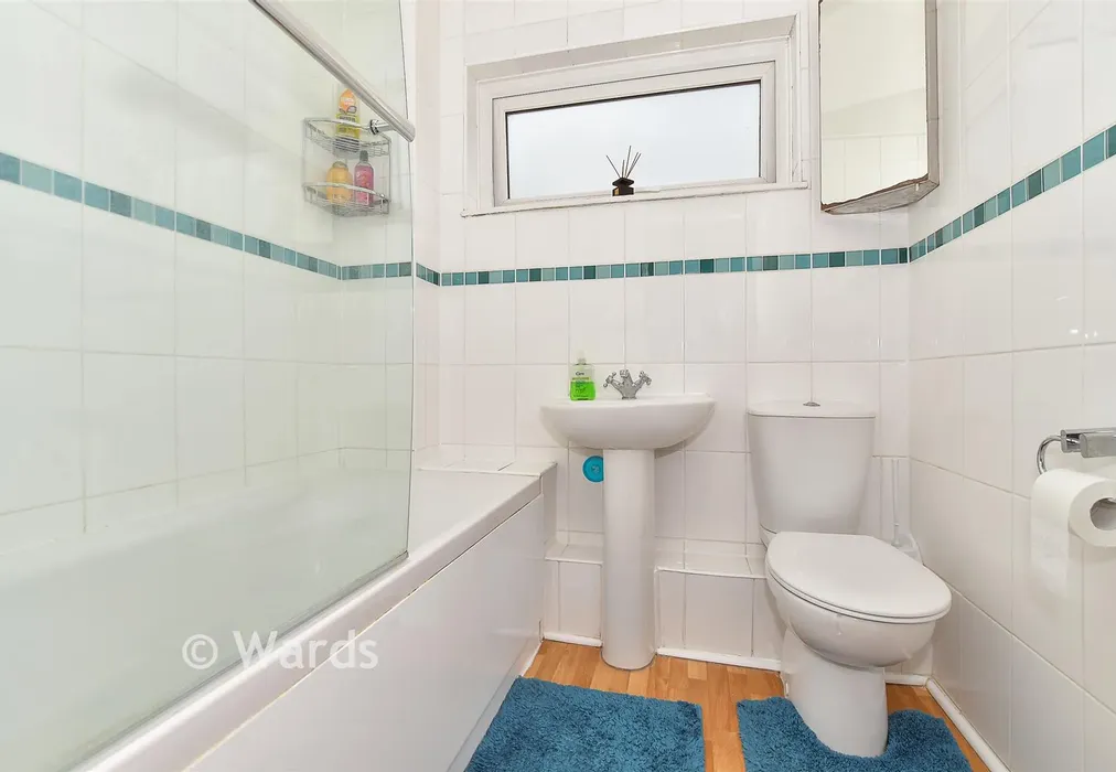 Bathroom - Welland Road, Tonbridge, Kent - Wards of Kent