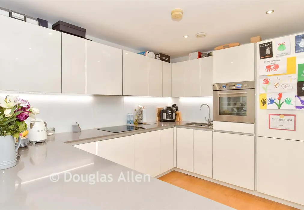 Kitchen - Mowbray Close, Epping, Essex - Wards of Kent