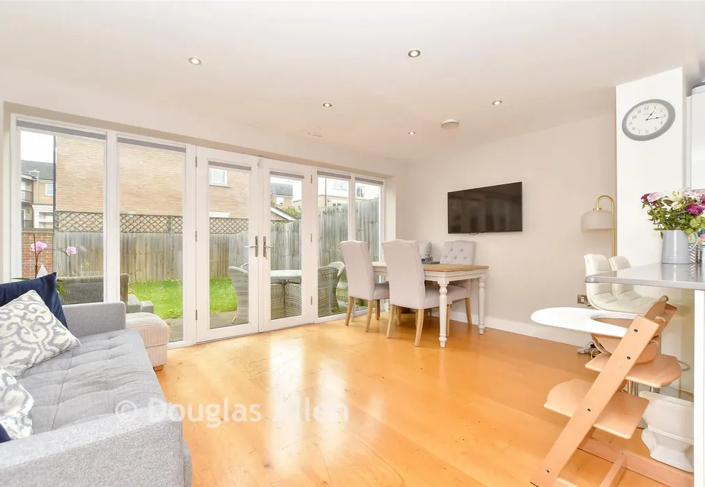 Dining Area - Mowbray Close, Epping, Essex - Wards of Kent
