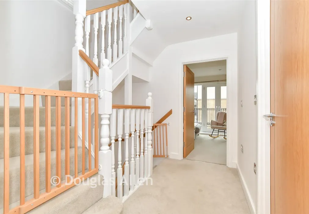 Landing - Mowbray Close, Epping, Essex - Wards of Kent