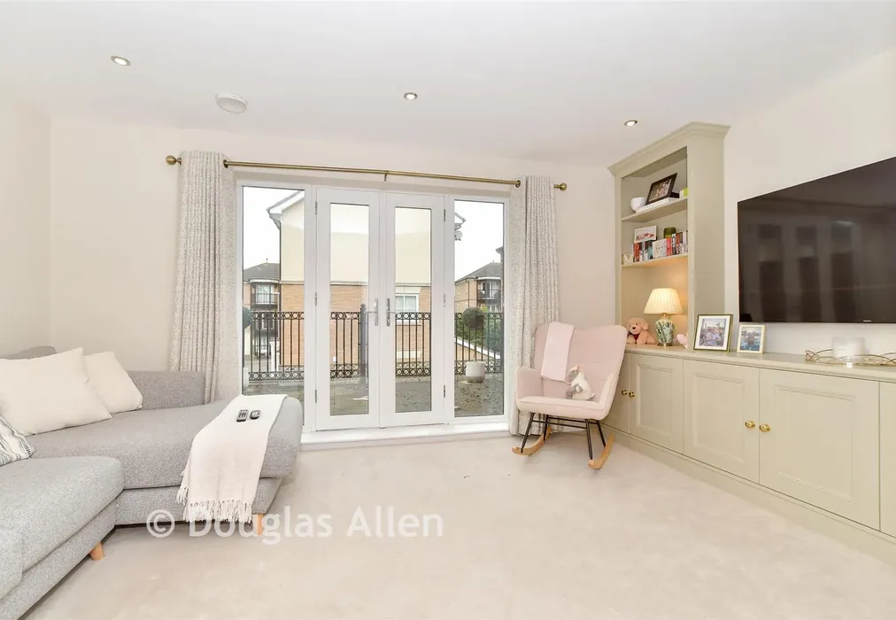 Lounge - Mowbray Close, Epping, Essex - Wards of Kent