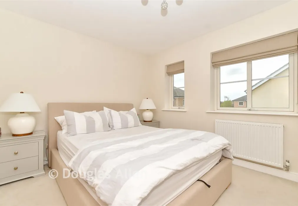 Bedroom 1 - Mowbray Close, Epping, Essex - Wards of Kent