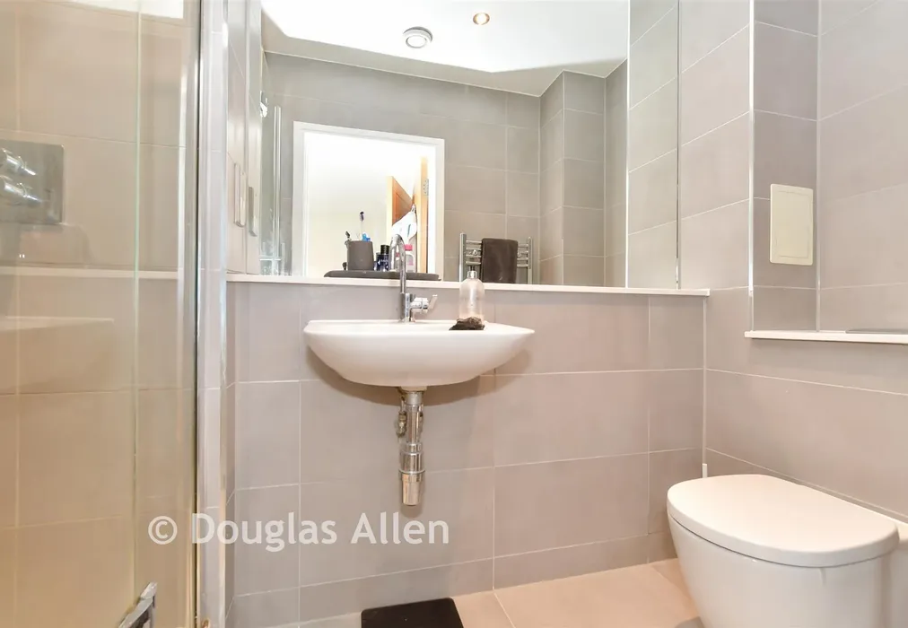 En-Suite - Mowbray Close, Epping, Essex - Wards of Kent