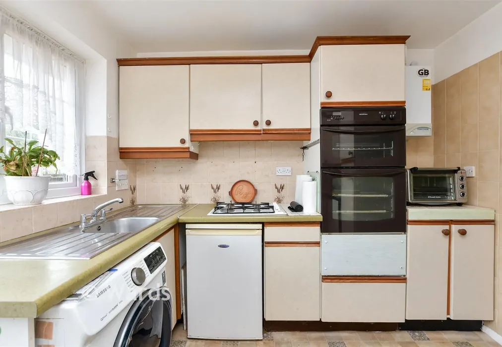 Kitchen - Greenacre Drive, Walmer, Deal, Kent - Wards of Kent