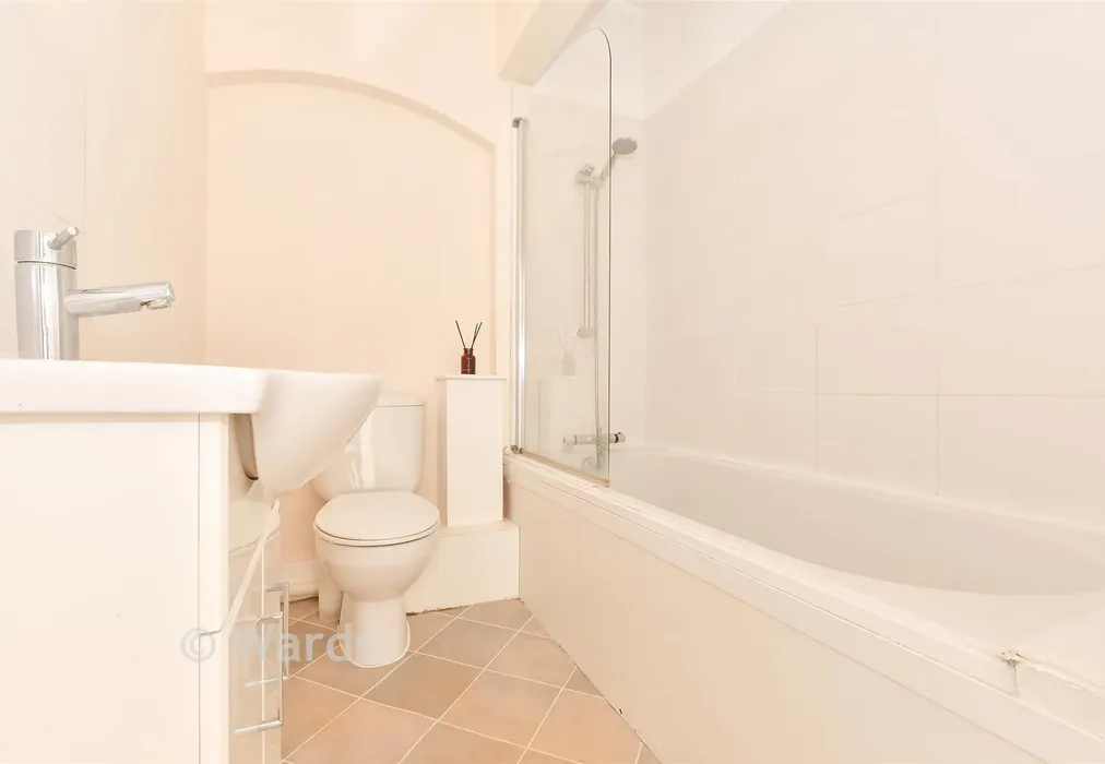Bathroom - Sandgate Road, Folkestone, Kent - Wards of Kent