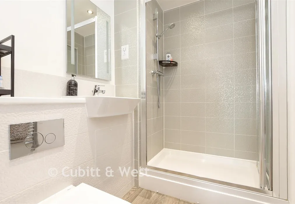 En-Suite Shower Room - Westvale Road, Horley, Surrey - Wards of Kent