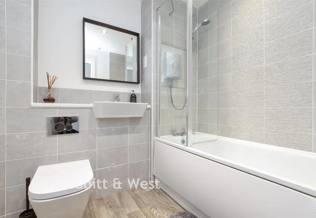 Bathroom - Westvale Road, Horley, Surrey - Wards of Kent