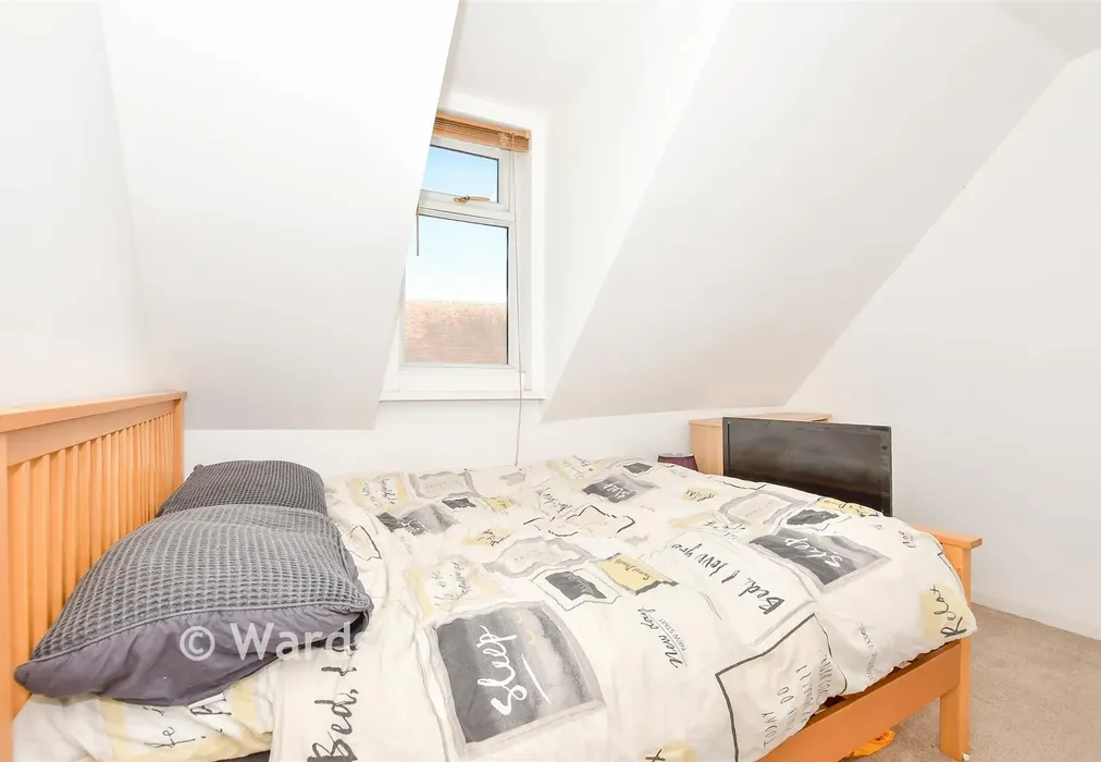 Bedroom 4 - Weavering Street, Weavering, Kent - Wards of Kent