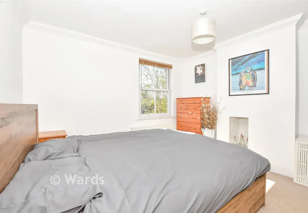 Bedroom 1 - Weavering Street, Weavering, Kent - Wards of Kent