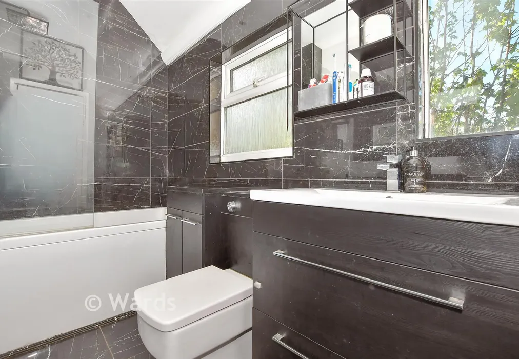 Bathroom - Weavering Street, Weavering, Kent - Wards of Kent
