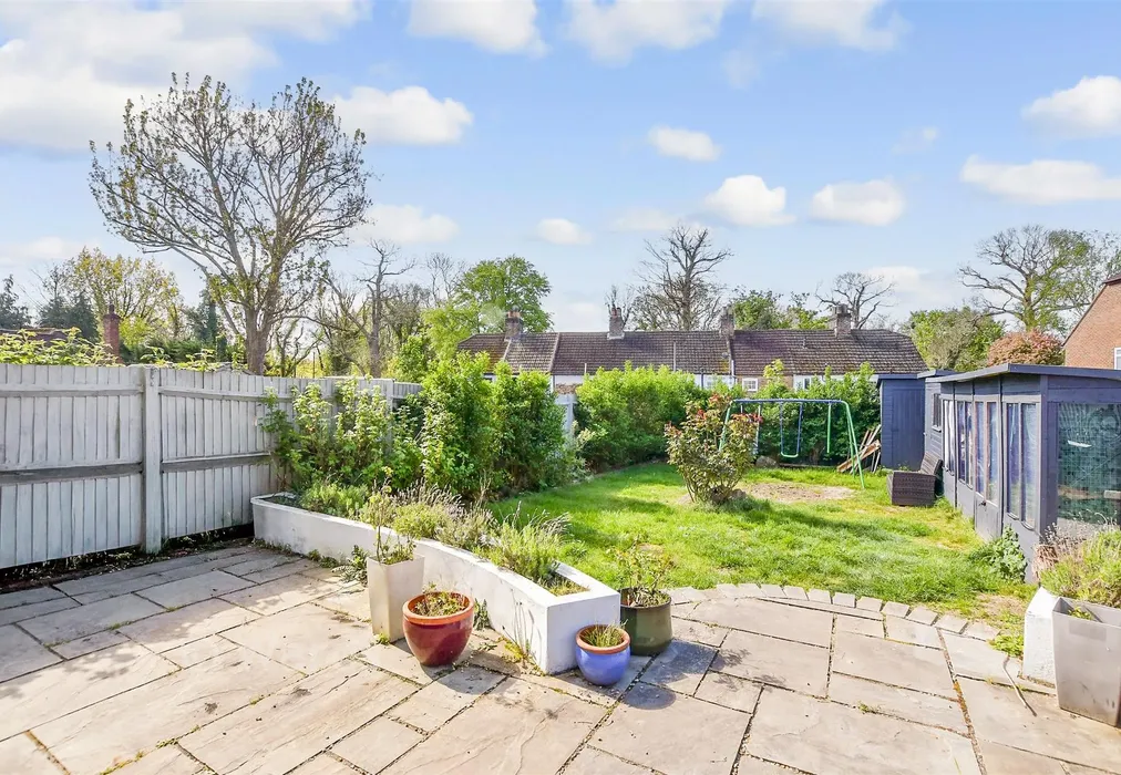Side Garden - Weavering Street, Weavering, Kent - Wards of Kent