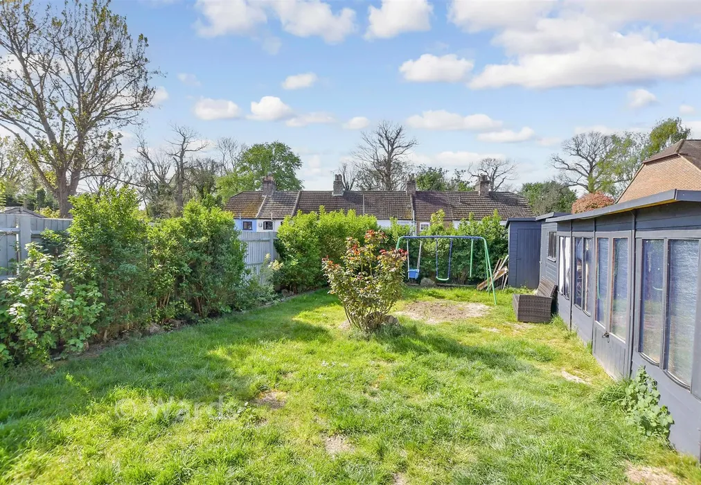 Side Garden - Weavering Street, Weavering, Kent - Wards of Kent