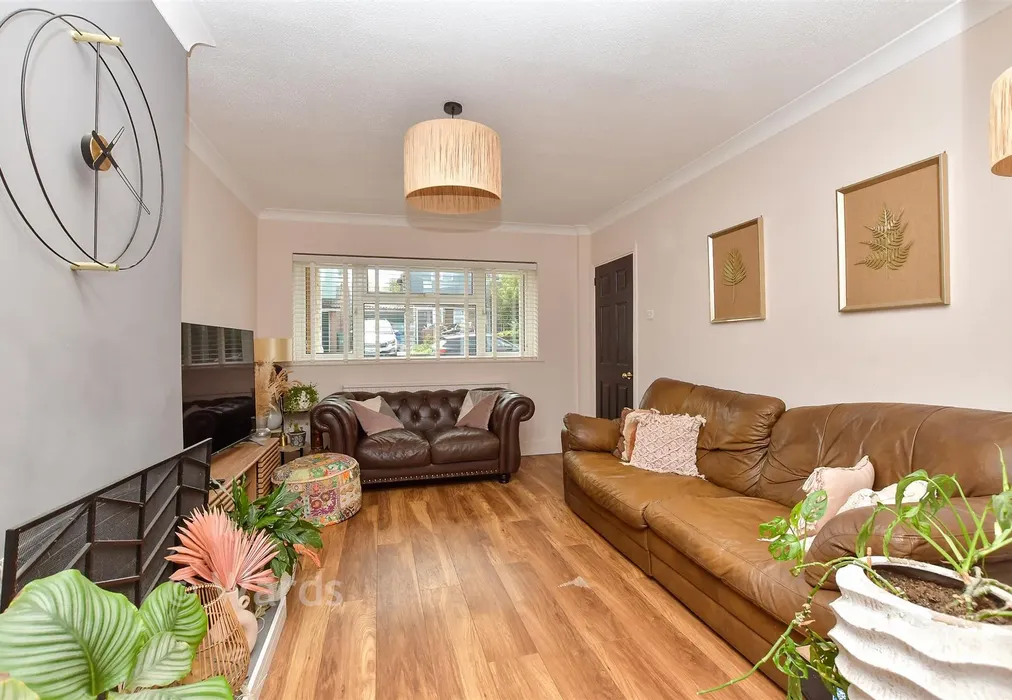 Lounge - Cliff Gardens, Minster On Sea, Sheerness, Kent - Wards of Kent