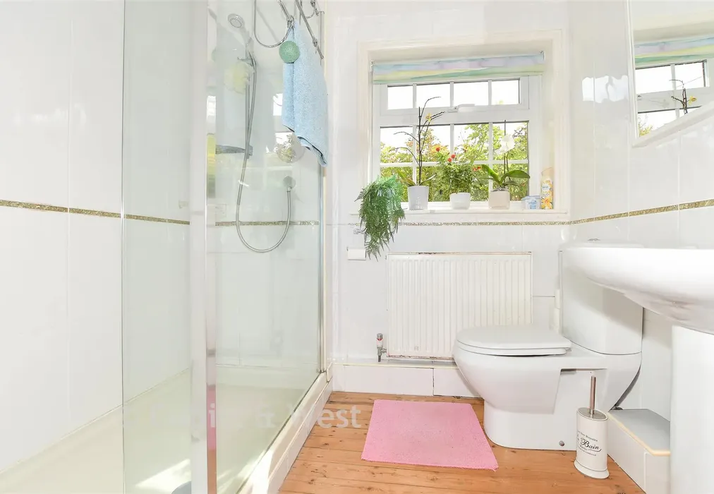 En-Suite Shower Room - Hempstead Lane, Uckfield, East Sussex - Wards of Kent