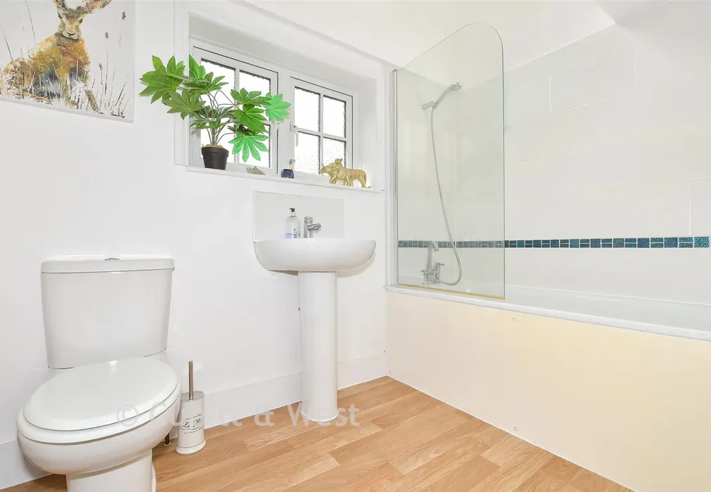 Bathroom - Hempstead Lane, Uckfield, East Sussex - Wards of Kent