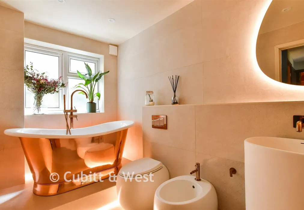 Bathroom - The Brow, Woodingdean, Brighton, East Sussex - Wards of Kent