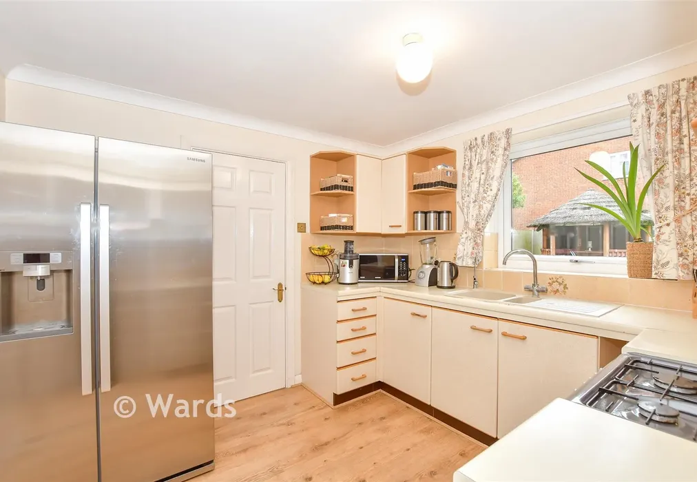 Kitchen - Hazelwood Drive, Maidstone, Kent - Wards of Kent