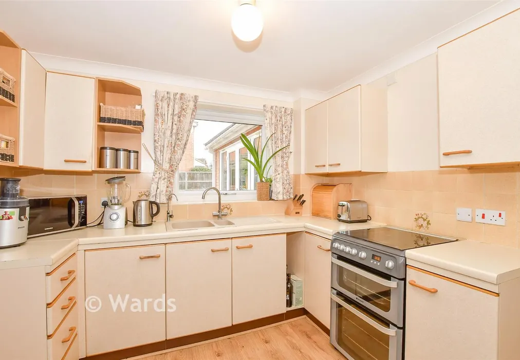 Kitchen - Hazelwood Drive, Maidstone, Kent - Wards of Kent