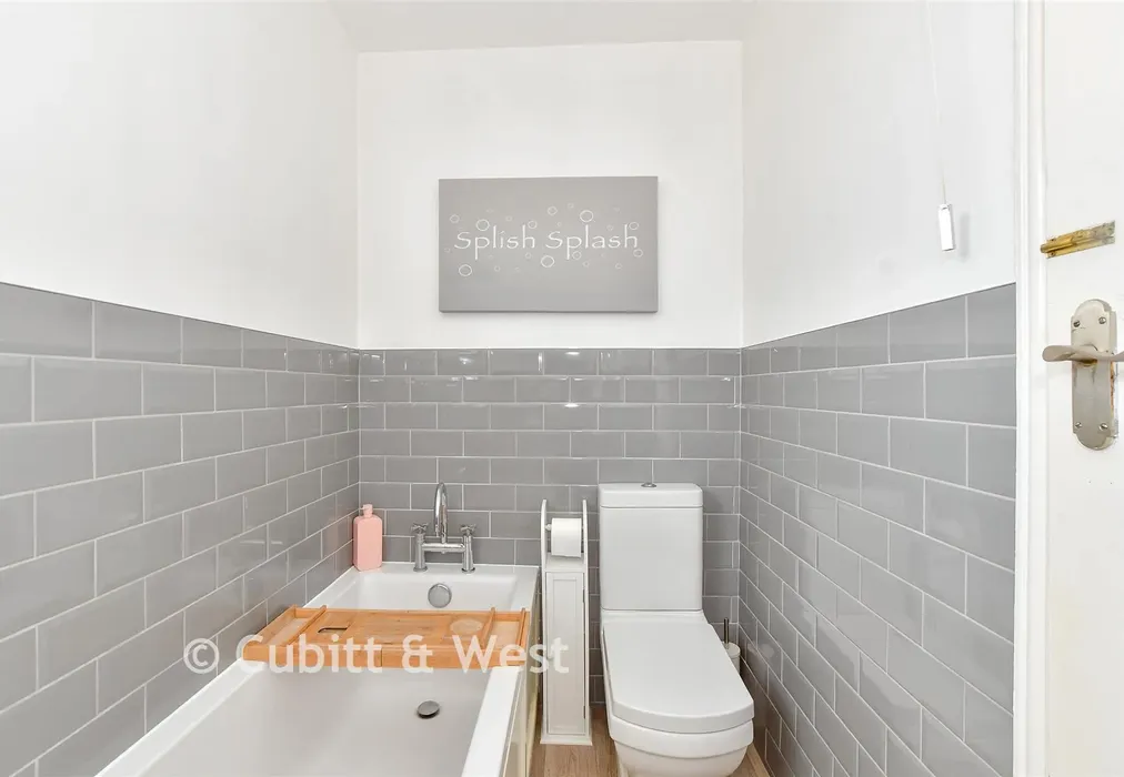 Bathroom - Kirby Road, Portsmouth, Hampshire - Wards of Kent
