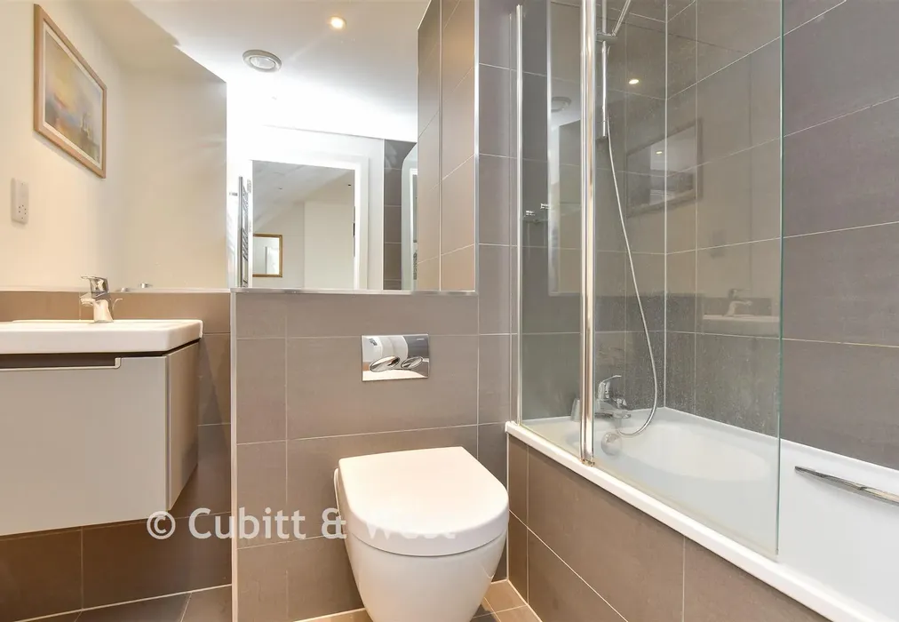 Bathroom - Edridge Road, Croydon, Surrey - Wards of Kent