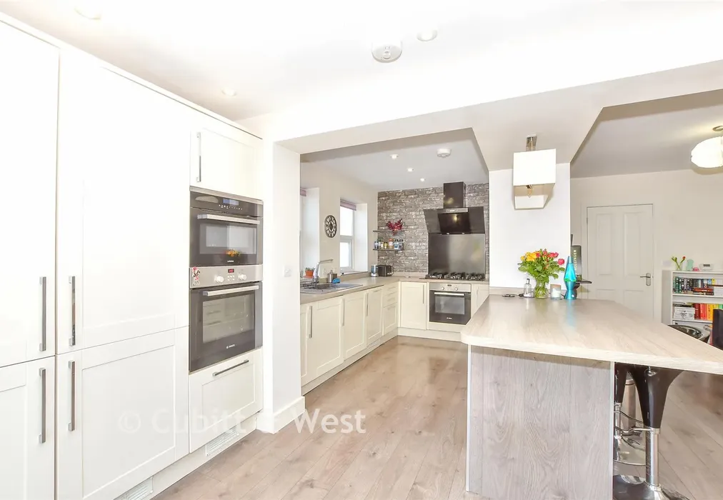 Kitchen - Eastney Farm Road, Southsea, Hampshire - Wards of Kent