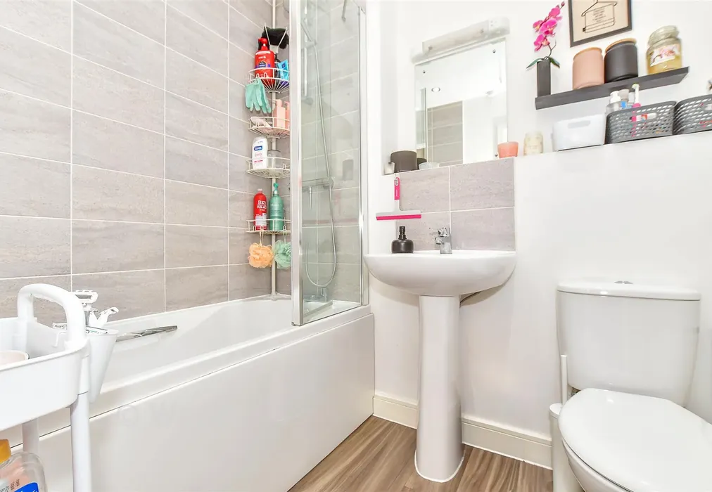 Bathroom - Halden Field, Rolvenden, Cranbrook, Kent - Wards of Kent