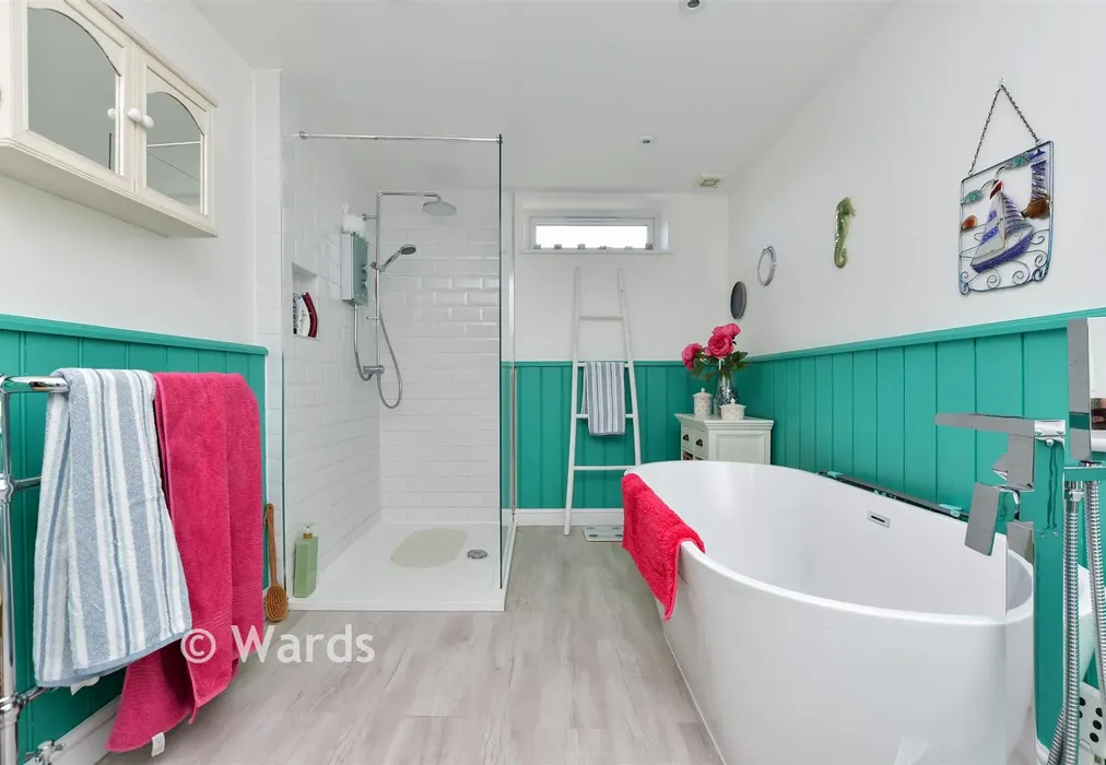 Bathroom - West Street, Deal, Kent - Wards of Kent