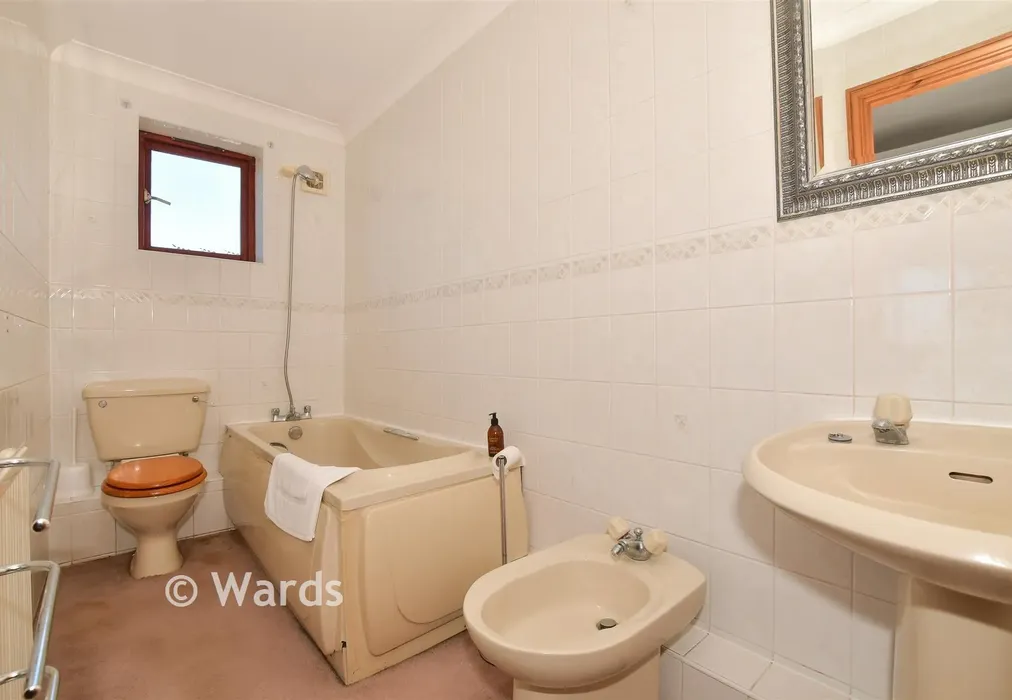 En-Suite Bathroom - Epple Bay Avenue, Birchington, Kent - Wards of Kent