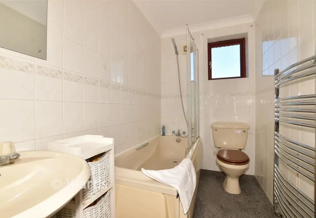 En-Suite Bathroom - Epple Bay Avenue, Birchington, Kent - Wards of Kent