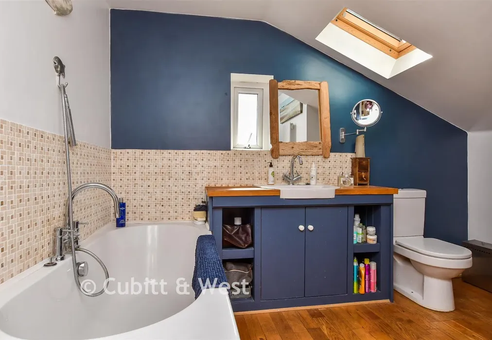 Family Bathroom - Keymer Avenue, Peacehaven, East Sussex - Wards of Kent